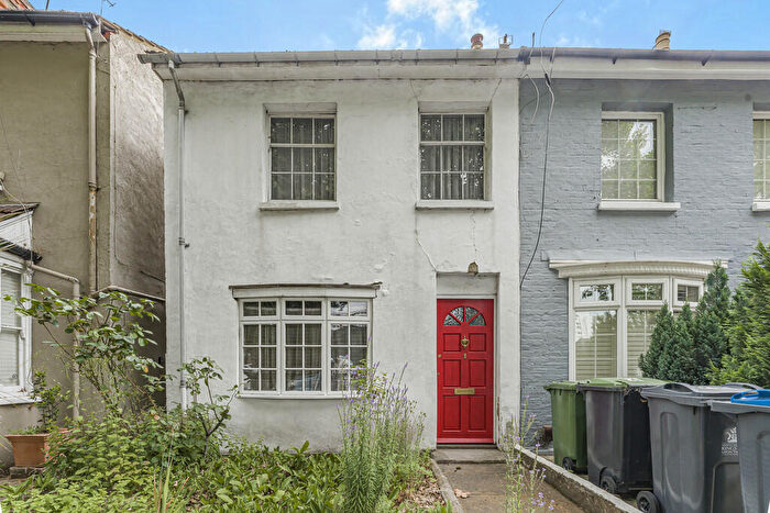 2 Bedroom End Of Terrace House For Sale In Fairfield East, Kingston Upon Thames, KT1