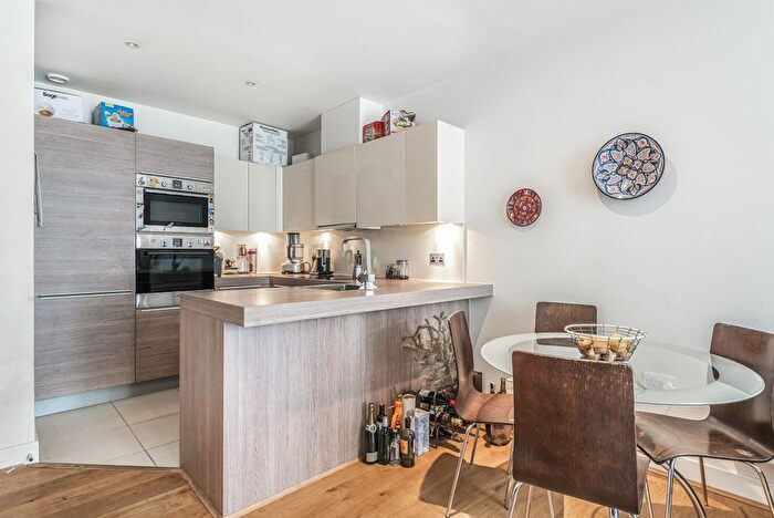 2 Bedroom Flat To Rent In Bromyard Avenue, Acton, London, W3