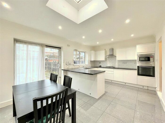 3 Bedroom End Of Terrace House To Rent In Carlyle Avenue, Southall, UB1