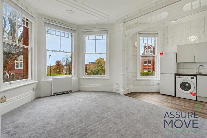 Flat To Rent In Haslemere Road, London, N8