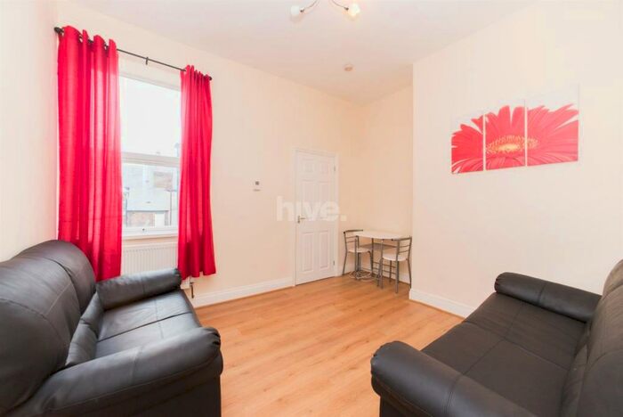 3 Bedroom Flat To Rent In Simonside Terace, Heaton, Newcastle Upon Tyne, NE6