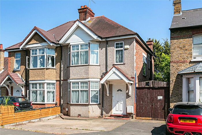 3 Bedroom Semi Detached House For Sale In Hanworth Road, Hounslow, TW4