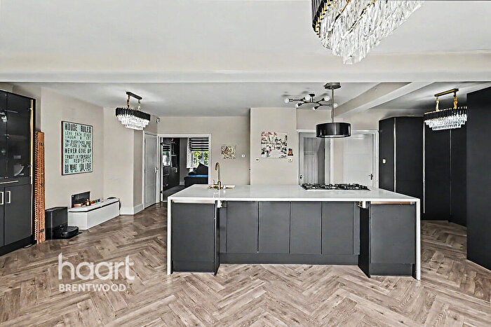 4 Bedroom Semi-Detached House For Sale In Chelmsford Road, Brentwood, CM15