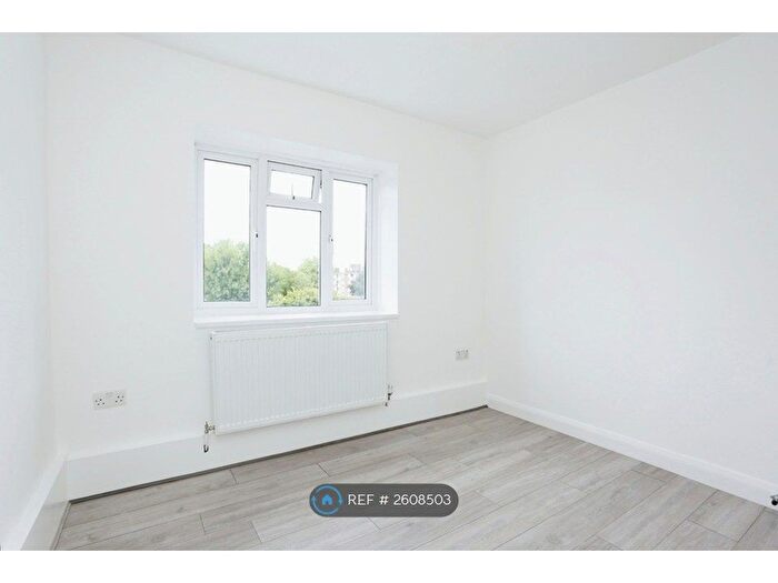 3 Bedroom Flat To Rent In Lydden Court, London, SE9