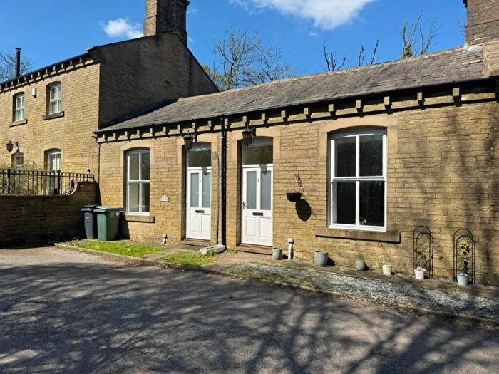 3 Bedroom Cottage To Rent In The Drive, Long Causeway, Denholme, BD13