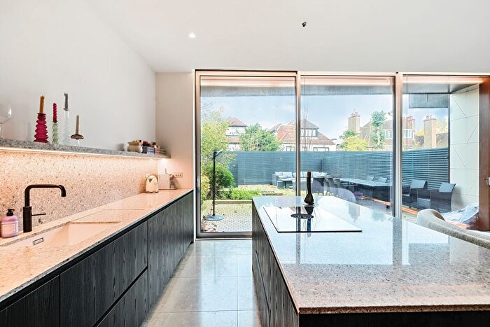 4 Bedroom Flat To Rent In West Heath Road, London, NW3