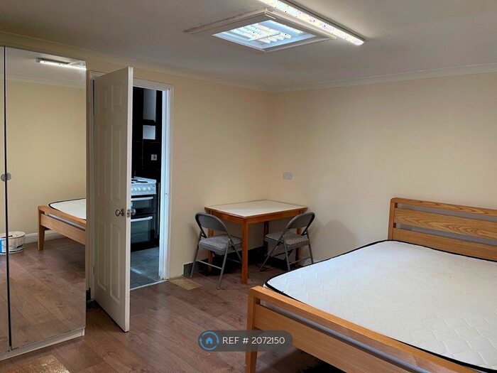 Studio To Rent In Greyhound Hill, London, NW4