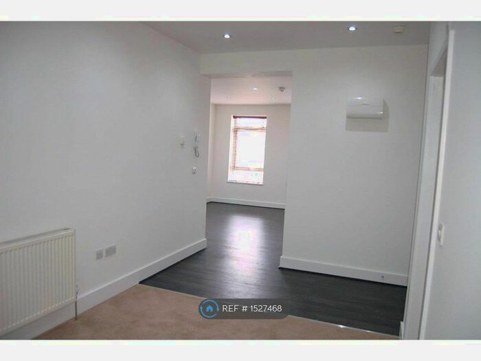 1 Bedroom Flat To Rent In High Street, Bagshot, GU19