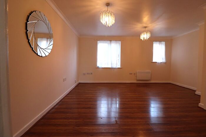 2 Bedroom Flat To Rent In Royal Crescent, Ilford, IG2