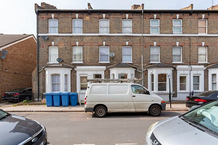 3 Bedroom Flat To Rent In Chatham Street, London, SE17