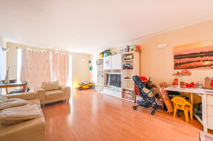 2 Bedroom Flat To Rent In Naxos Building, , Canary Wharf, London, E14