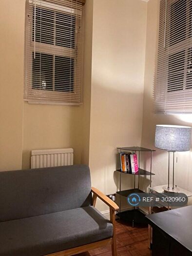 2 Bedroom Flat To Rent In Cavendish Mansions, London, EC1R