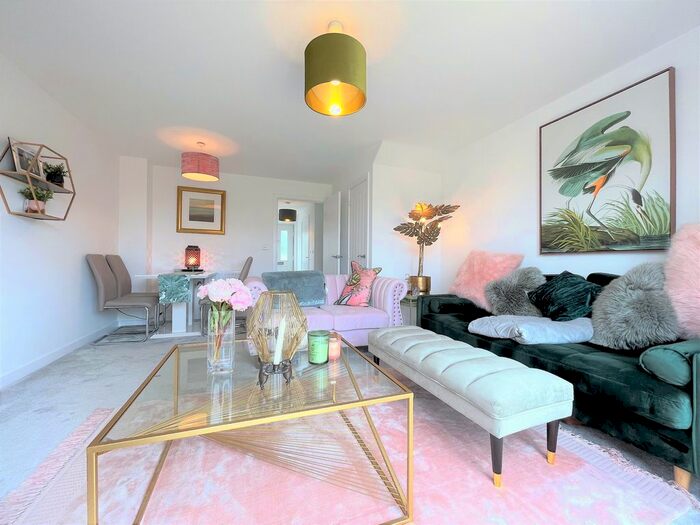 2 Bedroom Semi-Detached House For Sale In Roseacre Gardens, Warwick, CV34