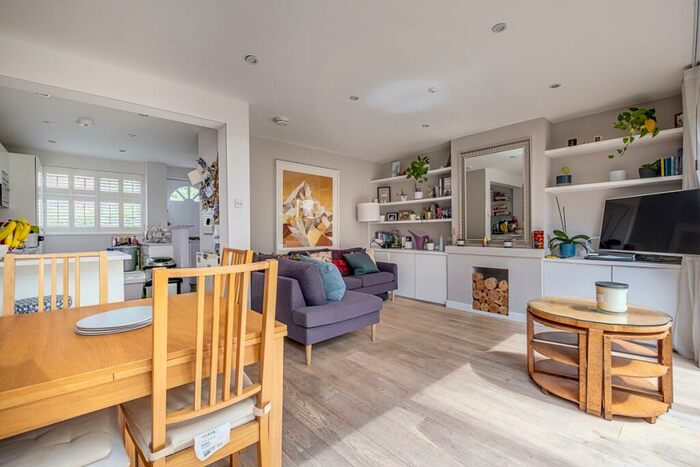 3 Bedroom Mews To Rent In Colebeck Mews London, N1