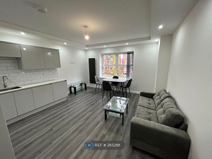 2 Bedroom Flat To Rent In Clothorn Road, Manchester, M20