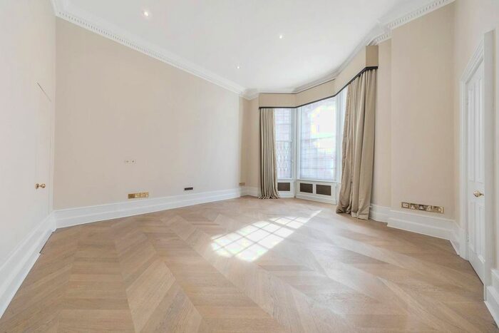 2 Bedroom Flat To Rent In Cadogan Square, Sloane Square, London, SW1X