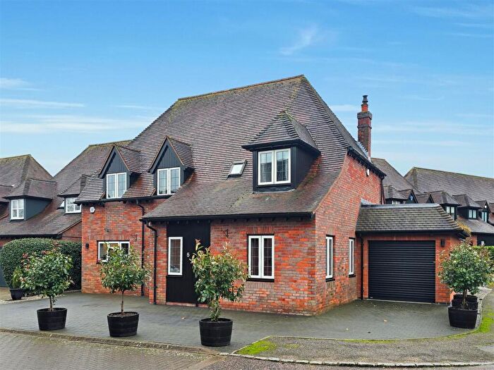 5 Bedroom Detached House For Sale In Butterfield Close, Woolstone, Milton Keynes, MK15