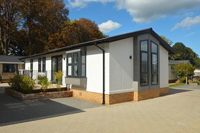 2 Bedroom Mobile/park Home For Sale In Weybridge Park Estates, Addlestone, KT15