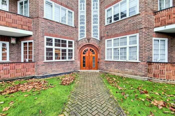3 Bedroom Flat To Rent In Roehampton Close, London, SW15