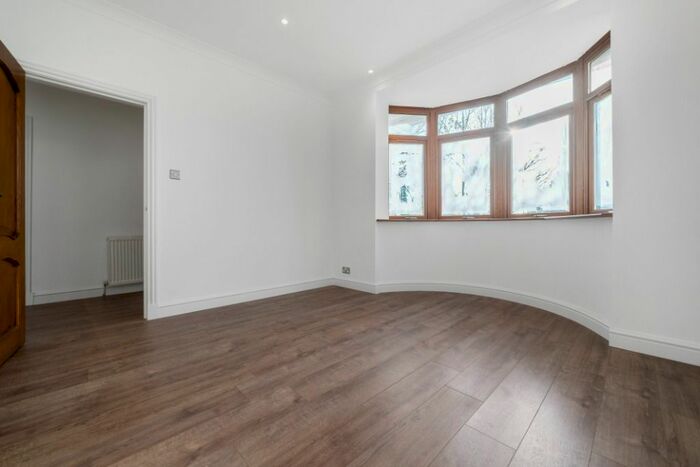 3 Bedroom Detached Bungalow For Sale In Balmuildy Road, Glasgow, Glasgow, G23
