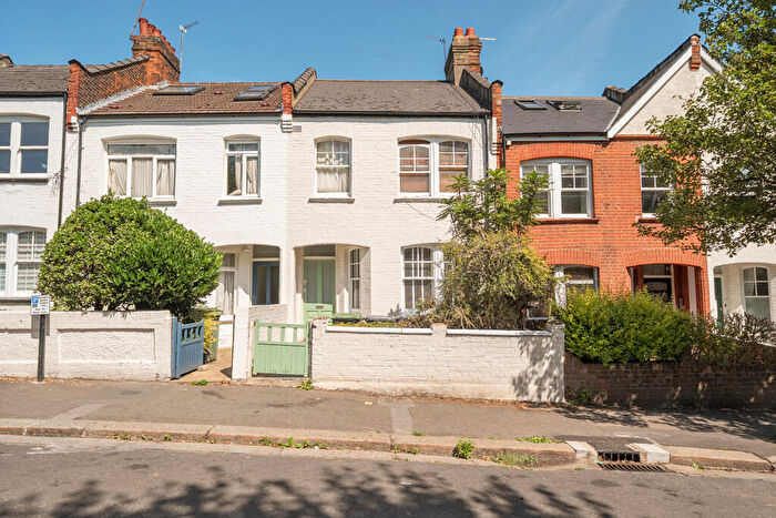 3 Bedroom Flat For Sale In Inderwick Road, London, N8