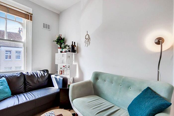 2 Bedroom Flat To Rent In Gilbey Road, Tooting Broadway, London, SW17