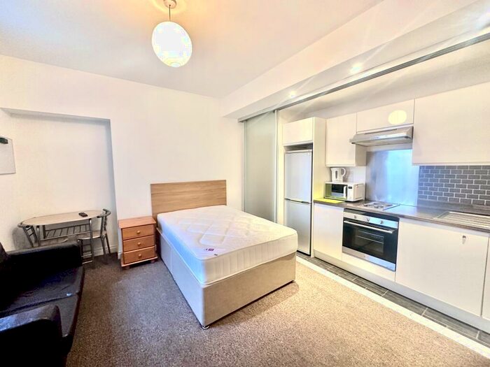 Studio To Rent In Whitefield Tce, Flat, PL4