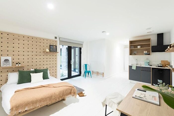 Studio To Rent In Commercial Road, London, E14