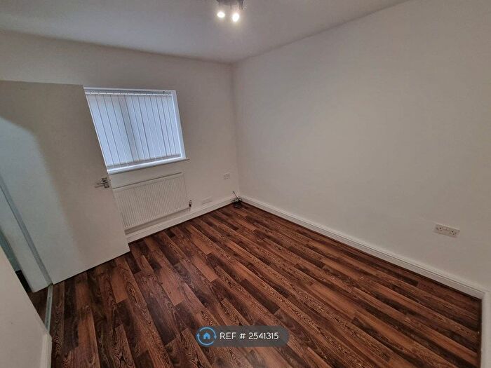 2 Bedroom Flat To Rent In Alban Court, Ashton-Under-Lyne, OL6