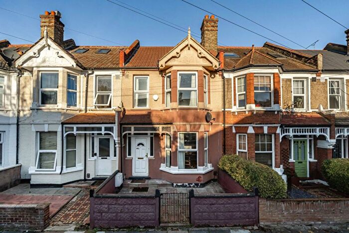 3 Bedroom Flat To Rent In Links Road, Tooting, SW17
