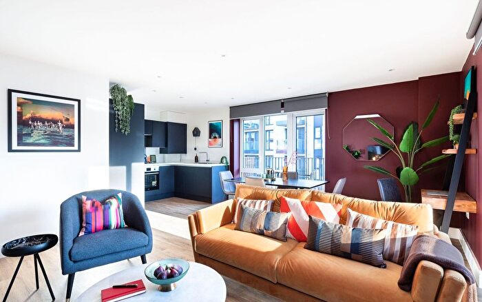 1 Bedroom Flat To Rent In Buckingham House, Desborough Road, HP11