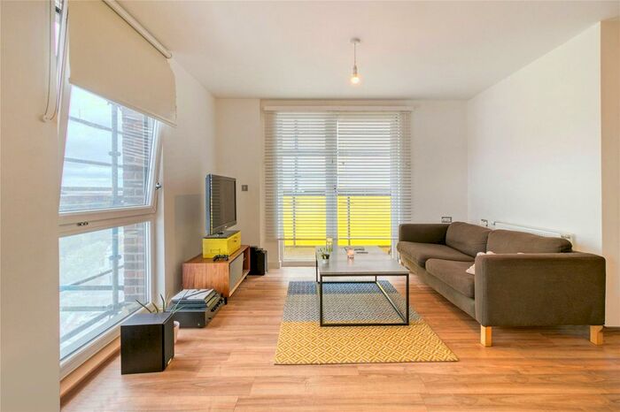 2 Bedroom Flat To Rent In Goldfinch Court, A Finchley Road, NW11