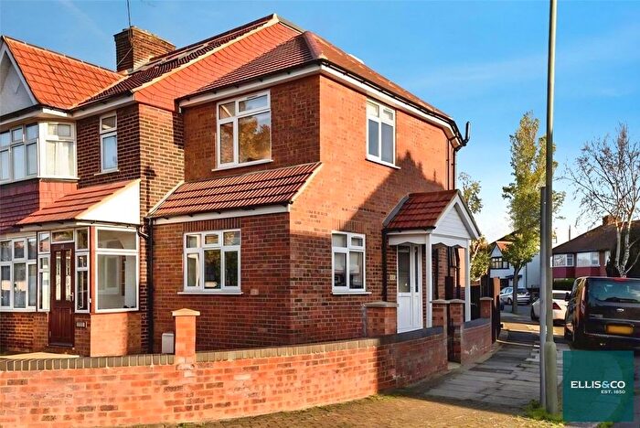2 Bedroom Detached House For Sale In Pennine Drive, Cricklewood, NW2