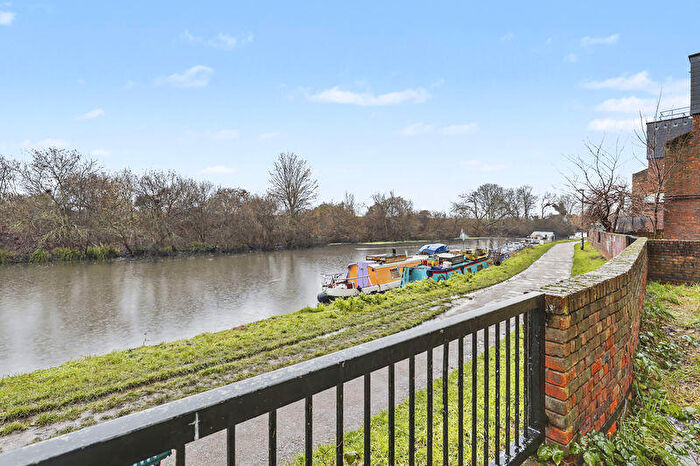 3 Bedroom Apartment For Sale In Kessock Close, Tottenham, N17