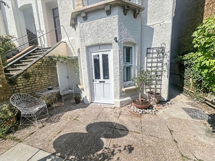 2 Bedroom Flat For Sale In Peperharow Road, Godalming, Surrey, GU7