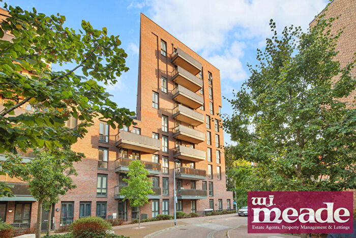 2 Bedroom Flat To Rent In Luff Court, Bow, E3