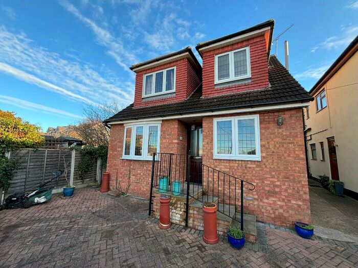 3 Bedroom Detached House To Rent In Marina Avenue, Rayleigh, Essex, SS6