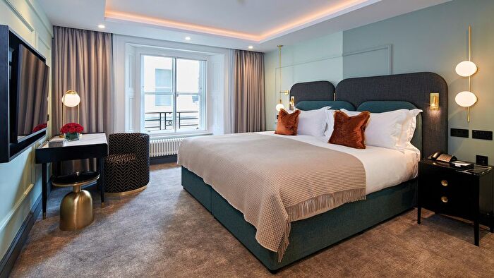 2 Bedroom Flat To Rent In Hyde Park Gate, London, SW7