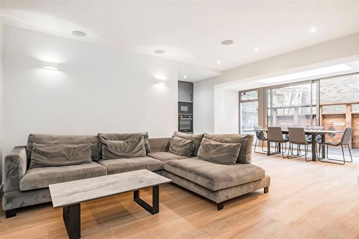 2 Bedroom Flat To Rent In Harcourt Terrace, South Kensington, SW10