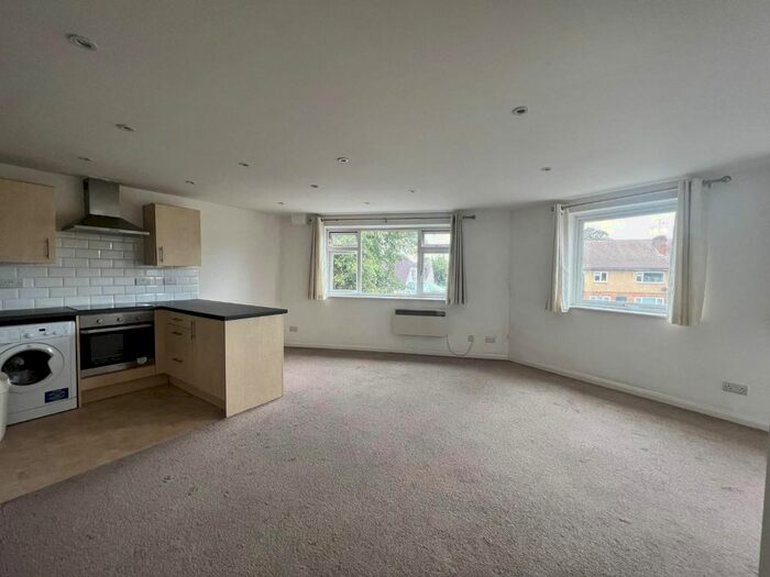 1 Bedroom Flat To Rent In Vanners Parade, High Road, Byfleet, West Byfleet, KT14