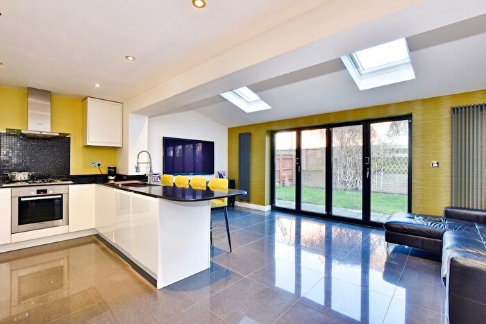 3 Bedroom Detached House For Sale In Blunden Drive, Langley, SL3