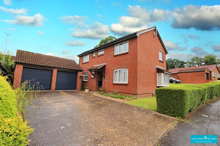 4 Bedroom Detached House To Rent In Simons Close, Tilehurst, RG31
