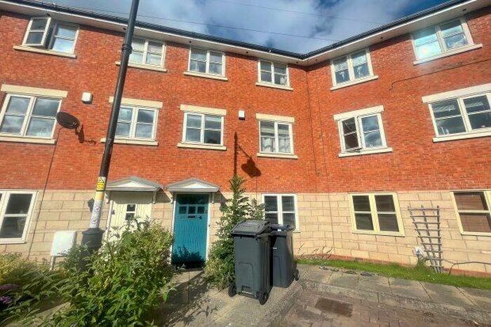 3 Bedroom Town House To Rent In Towpath Way, Birmingham, B14