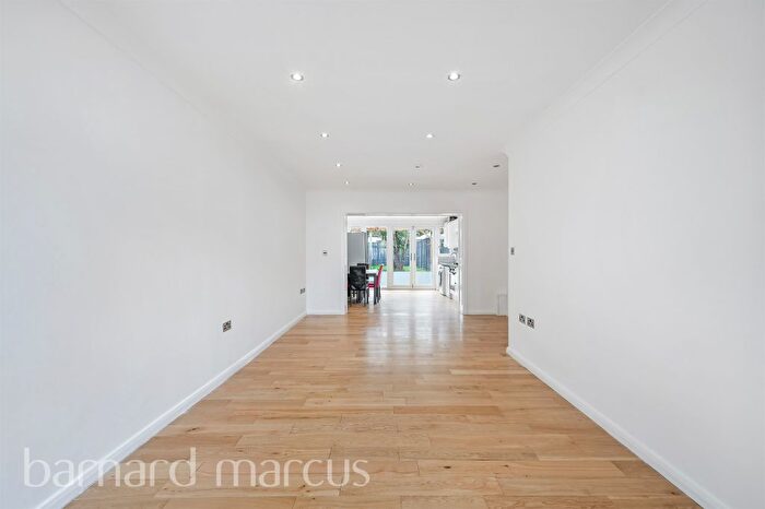 2 Bedroom End Of Terrace House For Sale In Saxon Avenue, Feltham, TW13