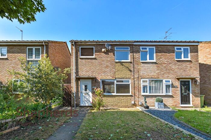 3 Bedroom Semi-Detached House For Sale In Dymokes Way, Hoddesdon, EN11