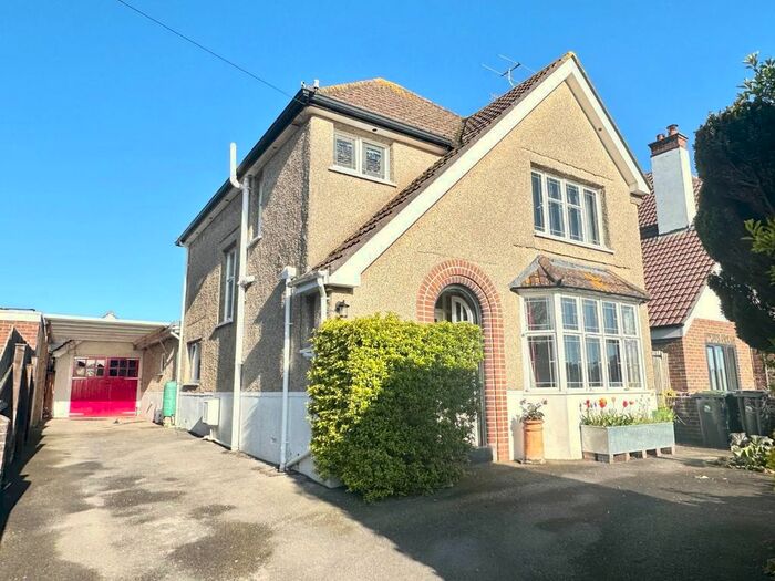 4 Bedroom Detached House To Rent In Mount Pleasant Ave South, Radipole, Weymouth, DT3