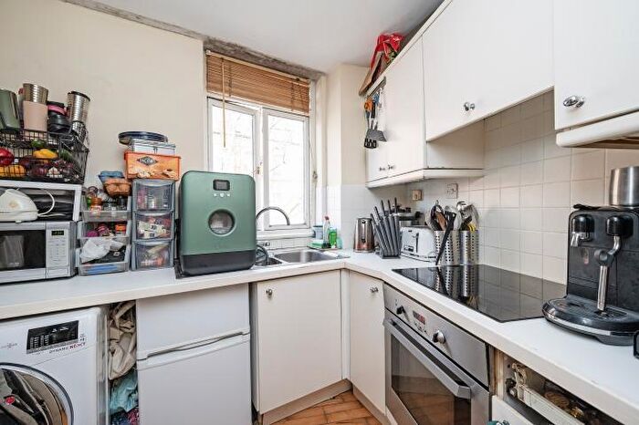 2 Bedroom Flat For Sale In Rosebery Court, London, EC1R