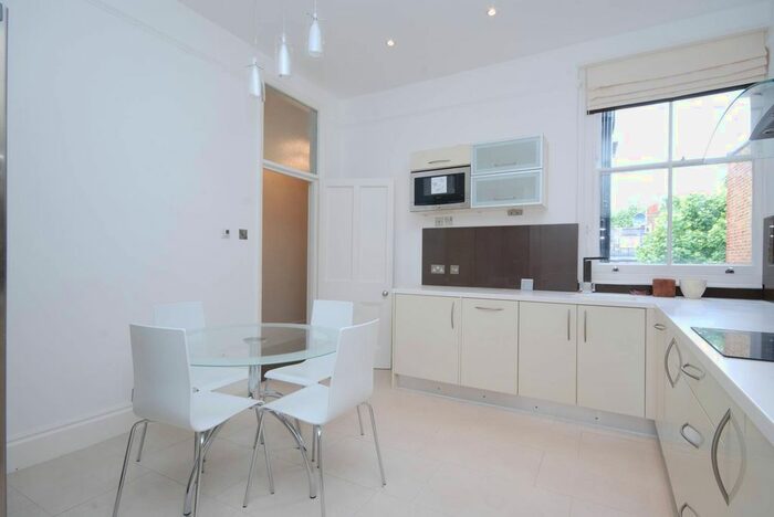 2 Bedroom Flat To Rent In Trebovir Road, Earls Court, London, SW5