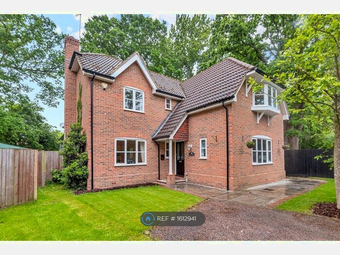 5 Bedroom Detached House To Rent In Broome Close, Yateley, GU46