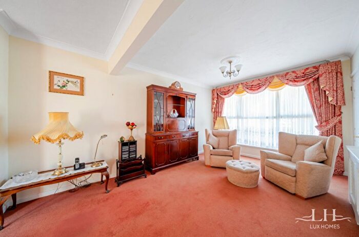 3 Bedroom Bungalow For Sale In Beverley Close, Emerson Park, RM11